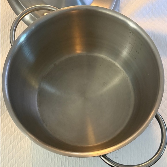 Elegant Stainless Steel High Quality Cookware Pot with Lid 8” wide 4” deep - Picture 9 of 9